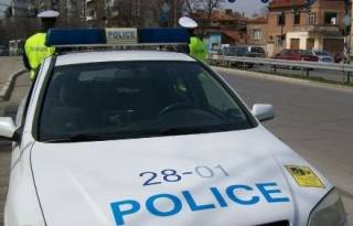 Служители от РУ-Ямбол са задържали 25-годишен мъж и жена на 24 години за нападение над таксиметров шофьор.
