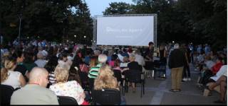 Препълнен площад на специалната предпремиера на филма „Далеч от брега“ в Ямбол