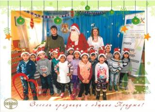 Дядо Коледа зарадва децата от детските градини в община „Тунджа“