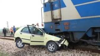 Бързият влак Бургас-София блъсна автомобил край Стралджа
