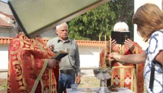 В двора на ямболския храм „Св. Георги” беше осветен нов шестметров железен кръст