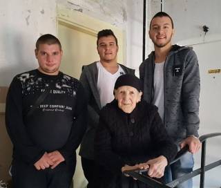 Доброволците от клуб на БМЧК Болярово зарадваха възрастна жена, живееща сама.