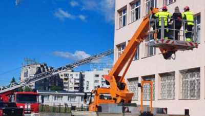/ВИДЕО/ Над 200 ученици от Начало училище „Професор Нойков“ в Ямбол бяха евакуирани