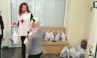 БЧК С КОЛЕДНИ ХРАНИТЕЛНИ ПАКЕТИ ЗА ДЕЦА