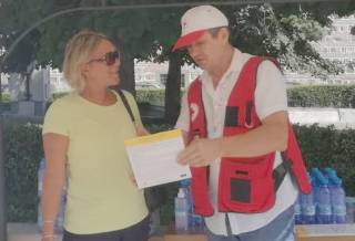 ДОБРОВОЛЦИ ПОМАГАТ В ЛЕТНИТЕ ГОРЕЩИНИ