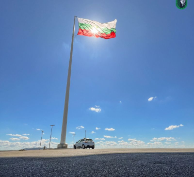 Облагородяват пространството около величествено развяното над Ямбол българско знаме