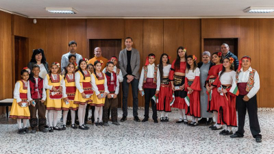 В навечерието на Банго Васил деца сурвакаха кмета на Община Ямбол