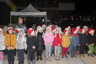 Светлините на празничната елха на Ямбол /обновена с офиц. текст/