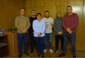 Ако някой е без срам и общ. морал, то другите без достойнство ли са? Допускат, търпят и се снимат с това?