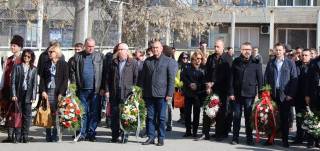 Поклонение пред барелефа на Левски