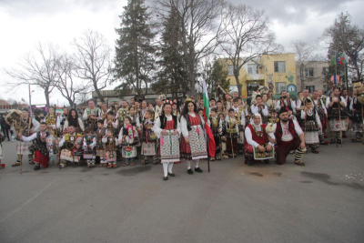 Продължават традиционните кукерски празници в община Тунджа.