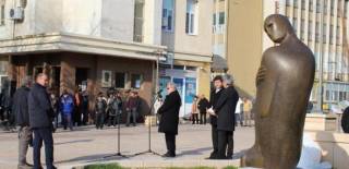 От пресцентъра на общ. Ямбол: Скулптурата „Опознай себе си“ бе открита в центъра на Ямбол.