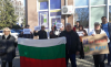 Пред офиса на &quot;Продължаваме промяната&quot; в Ямбол решиха да си направят снимка