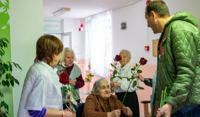 Роза с усмивка за жените в Ямбол