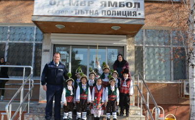 Деца от ДГ “Щастливо детство“ поздравиха служителите на КАТ