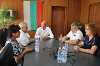 В ход са ремонтите /за местенето/ по сградите на ОУ „Хр. Смирненски“ и бившето ОУ „Д. Дебелянов“ в Ямбол