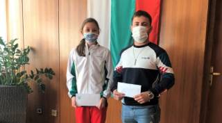КМЕТЪТ НА ОБЩИНА ЯМБОЛ ДАРИ ЗАПЛАТАТА СИ НА ДВАМА МЛАДИ ЯМБОЛСКИ СПОРТИСТИ