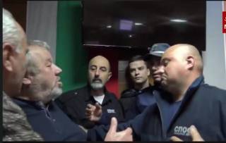 +видео/ Кметът на Ямбол Георги Славов вкара полиция, за да изведат от ОБЩЕСТВЕНО ОБСЪЖДАНЕ гражданин