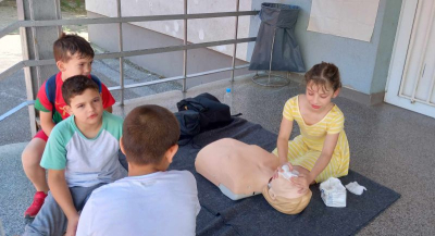 ДЕЦА СЕ УЧАТ ДА ОКАЗВАТ ПЪРВА ПОМОЩ ПРИ ВОДЕН ИНЦИДЕНТ