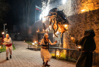 Средновековната крепост „Дъбилин“ се превърна в сцена на огнен спектакъл в Ямбол