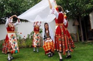 ЧЕСТИТ ПРАЗНИК, МОМИЧЕТА!