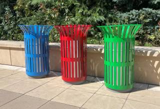 В Ямбол започна подмяна на бетонните кошчета за отпадъци и поставяне на нови