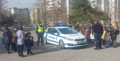 Деца от ДГ „Пролет“ гостуваха на ямболските пътни полицаи