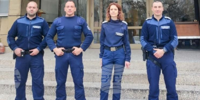 Беше много рисковано, но акцията приключи за 10 минути, казаха полицаите, спасили момченцето, провиснало от осми етаж в Ямбол