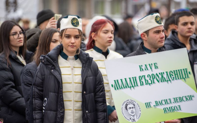 С любимите песни на Левски, венци и цветя