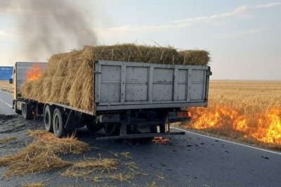 Камион с пламнала слама, опустоши 60 декара...