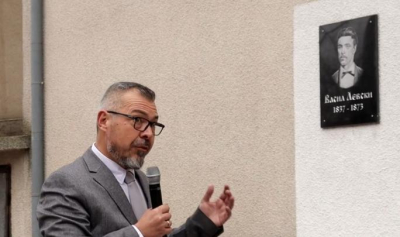 Поднасяне на цветя и венци пред паметната плоча в