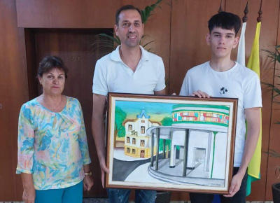 Дванадесетокласник от Ямбол дари своя картина на Община Ямбол и кмета Валентин Ревански