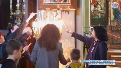 На Възкресение миряни изпълваха храм „Св. Николай Чудотворец“ в Ямбол