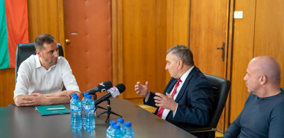 Кметът на Ямбол Валентин Ревански и ректорът на УНСС проф. д-р Димитър Димитров подписаха