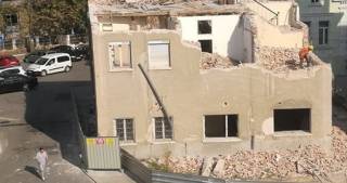 Вчера отломки се срутиха върху кола. Днес от там минават и пешеходци. Ало, органите?