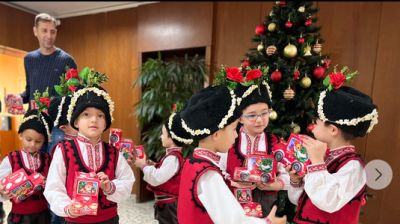 Малки коледари от Детска градина „Пламъче“ на гости в Община Ямбол