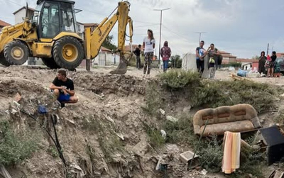Почистват канализацията от тонове отпадъци /виждат се и дивани/