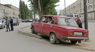 На тротоара се качила кола, която опитала да блъсне пешеходец.