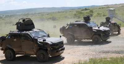 Джипкити /и ино въздухупралателно средство/ в атака. Враговете бягат и треперят