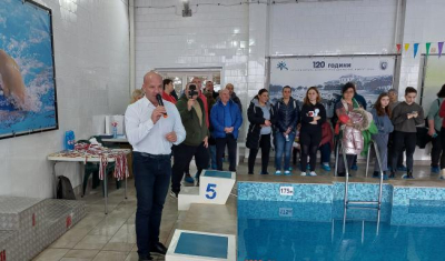 Близо 100 деца се включиха в общинско състезание по плуване в Ямбол