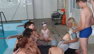 ДЕЦА СЕ УЧАТ ДА ОКАЗВАТ ПЪРВА ПОМОЩ ПРИ ВОДЕН ИНЦИДЕНТ