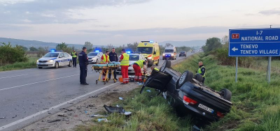 Автомобил се преобърна край пътя. Водачът загина