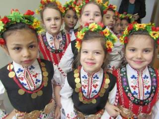 Лазарки танцуват в Стралджа