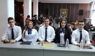 ЗНАНИЯ И АМБИЦИИ В ЕДНО