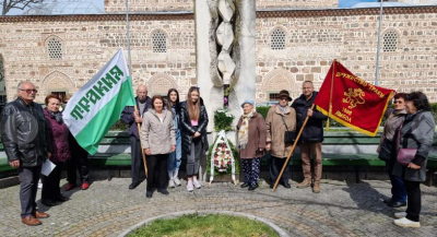 ﻿С поднасяне на венци и цветя пред паметника на тракийските бежанци в Ямбол