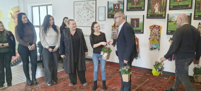 За 8 март в аванс