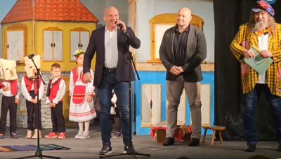 В Голямата зала на кметството в Ямбол се втурнаха малките кукери /ВИДЕО/