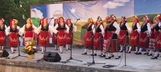 ДЕСЕТ ГОДИНИ ТАНЦОВ СЪСТАВ „УСМИВКА“