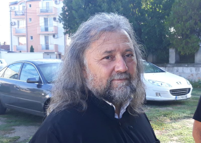 Отец Жельо /пред черквата &quot;Света Троица&quot;/ честити Празника на всички православни християни