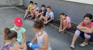 ДЕЦА СЕ УЧАТ ДА ОКАЗВАТ ПЪРВА ПОМОЩ